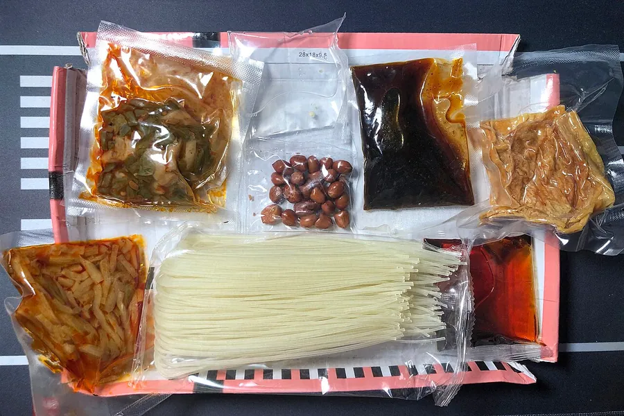 Instant luosifen noodle pack components